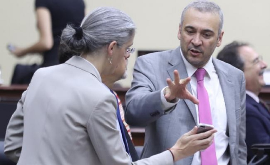 Dan suspensión a consejero del INE contra reducción salarial