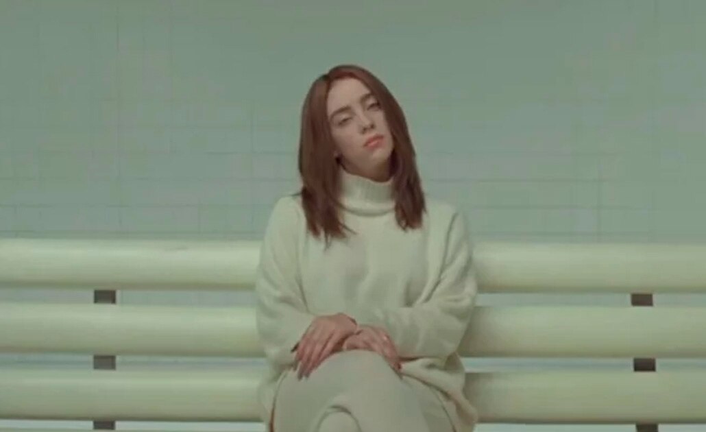 Queman cara de Billie Eilish en su debut como directora