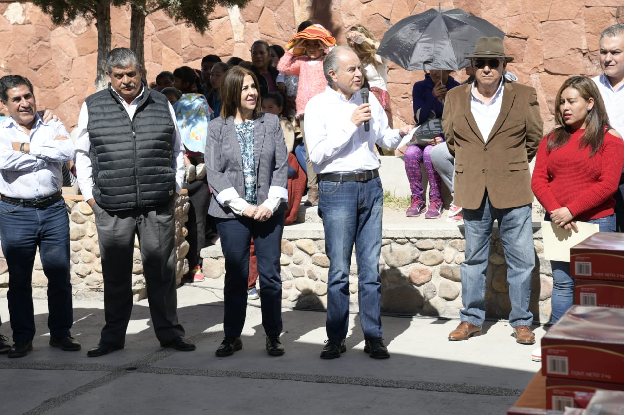 Entregan despensas y cobijas en Escalerillas 