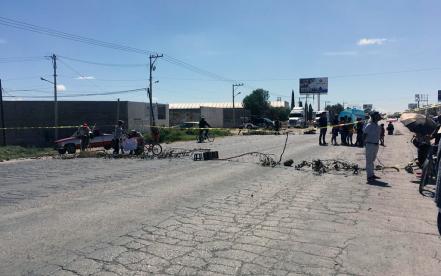 Manifestantes bloquean Periférico Oriente