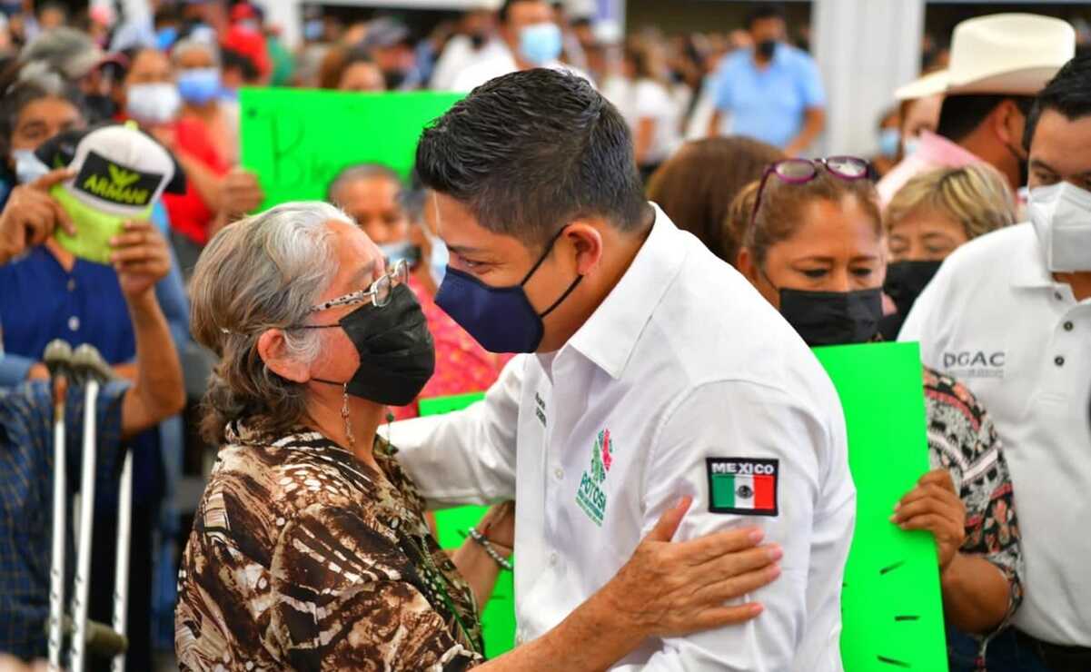 Entrega Ricardo Gallardo becas a madres solteras y adultos mayores 