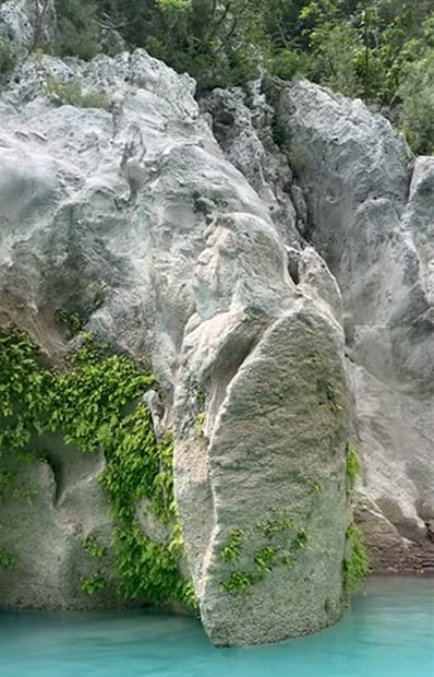 "Roca de la viejita" en la cascada de Tamul, SLP. Foto: Facebook@Xtreme Adventure en Tamul