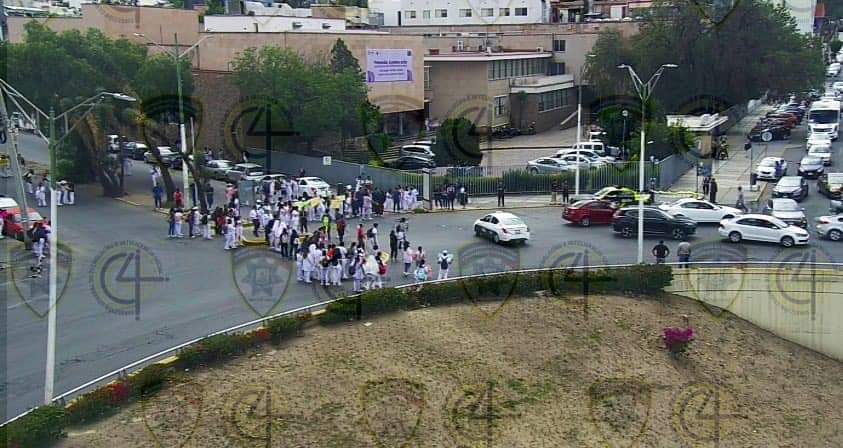 Alumnos de la UASLP bloquean Glorieta de Morales; exigen atención médica para sus compañeros tras caída de gradas