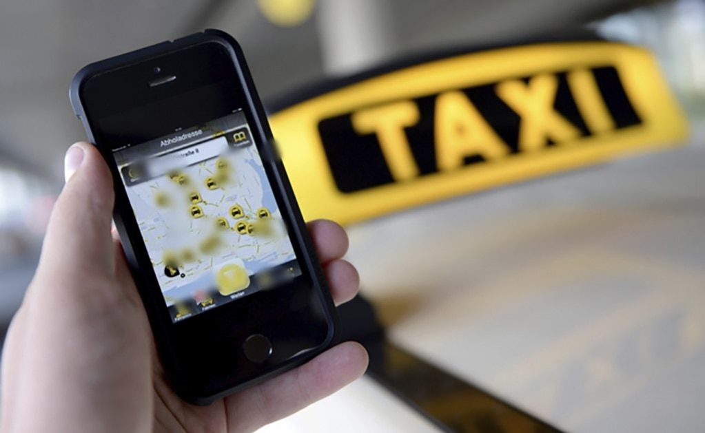 Olvidan padres a recién nacido en taxi de Berlín