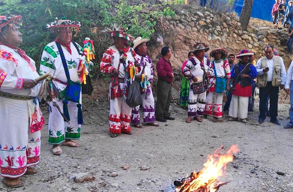 Denuncian que traficantes de peyote se disfrazan de sacerdotes huicholes