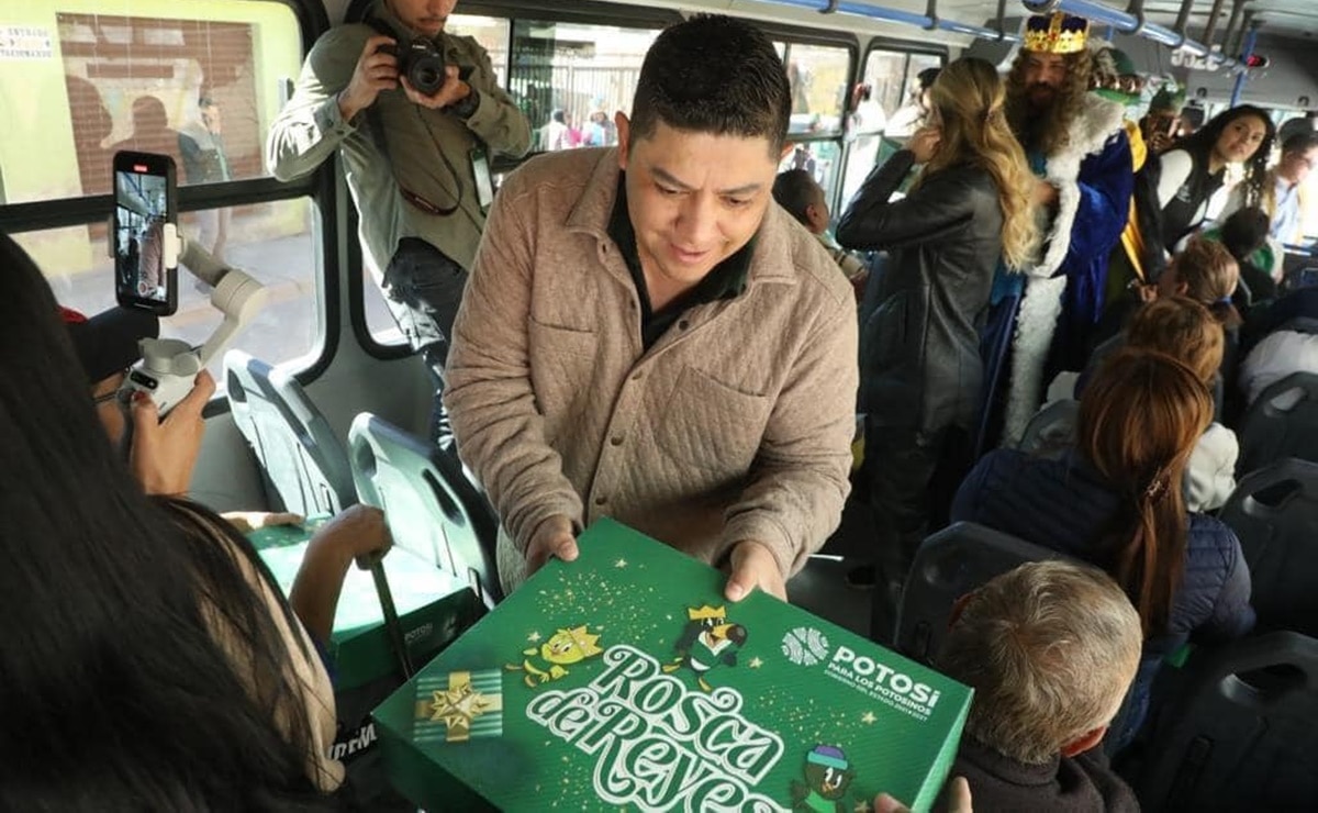 ¡A ver si te toca! Gallardo sorprende a usuarios del transporte público y regala roscas de Reyes 