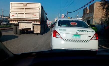 Repartidores de empresa de galletas generan caos vial en carretera Rioverde