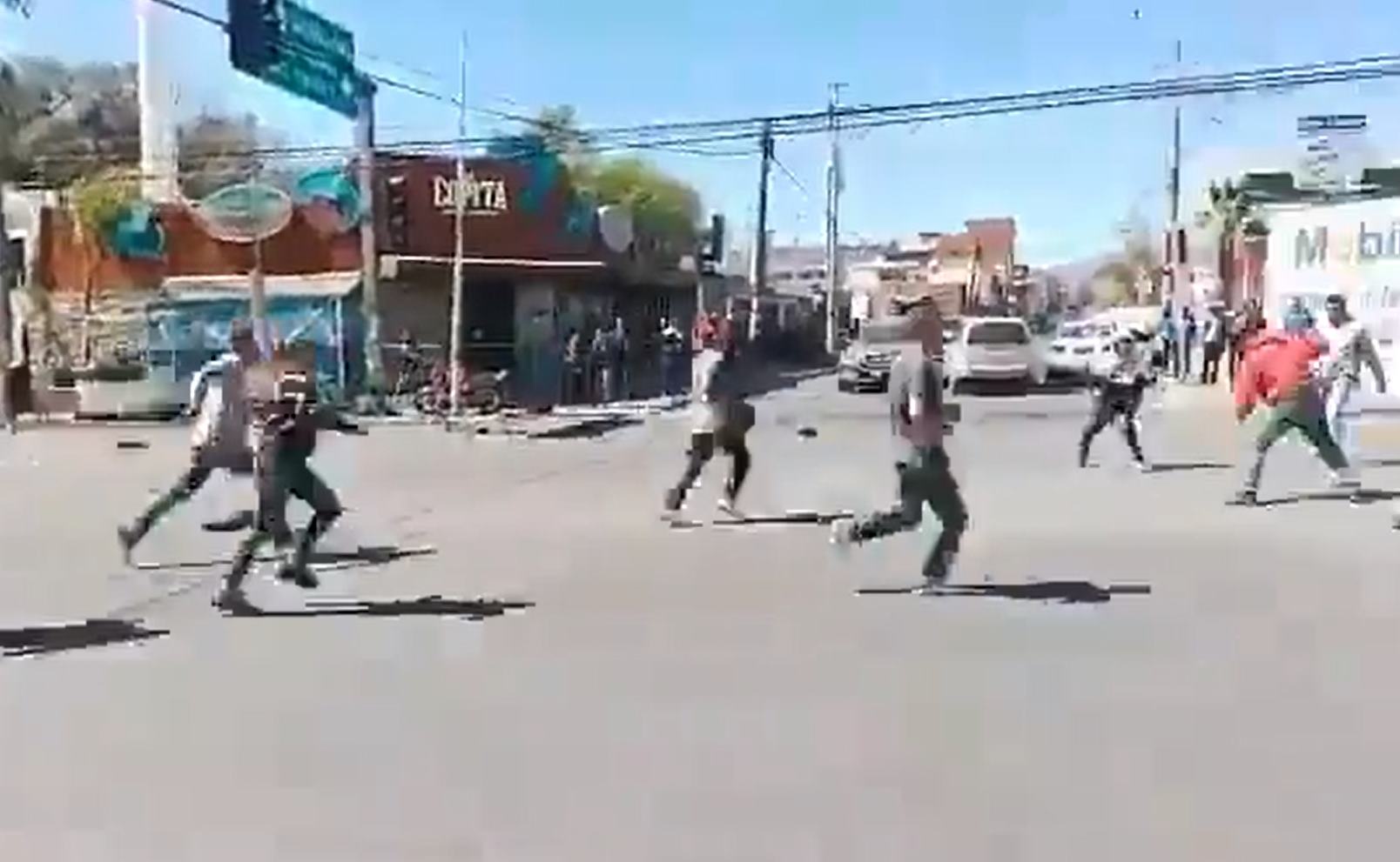 Captan en VIDEO riña de repartidores frente a tienda en avenida Muñoz
