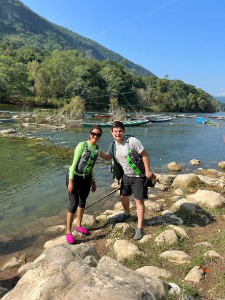 El cantante Alfredo Olivas disfruta belleza de los parajes de la Huasteca Potosina