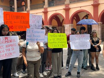 Alumnos de Criminología se manifiestan en la UASLP por presuntas irregularidades académicas 