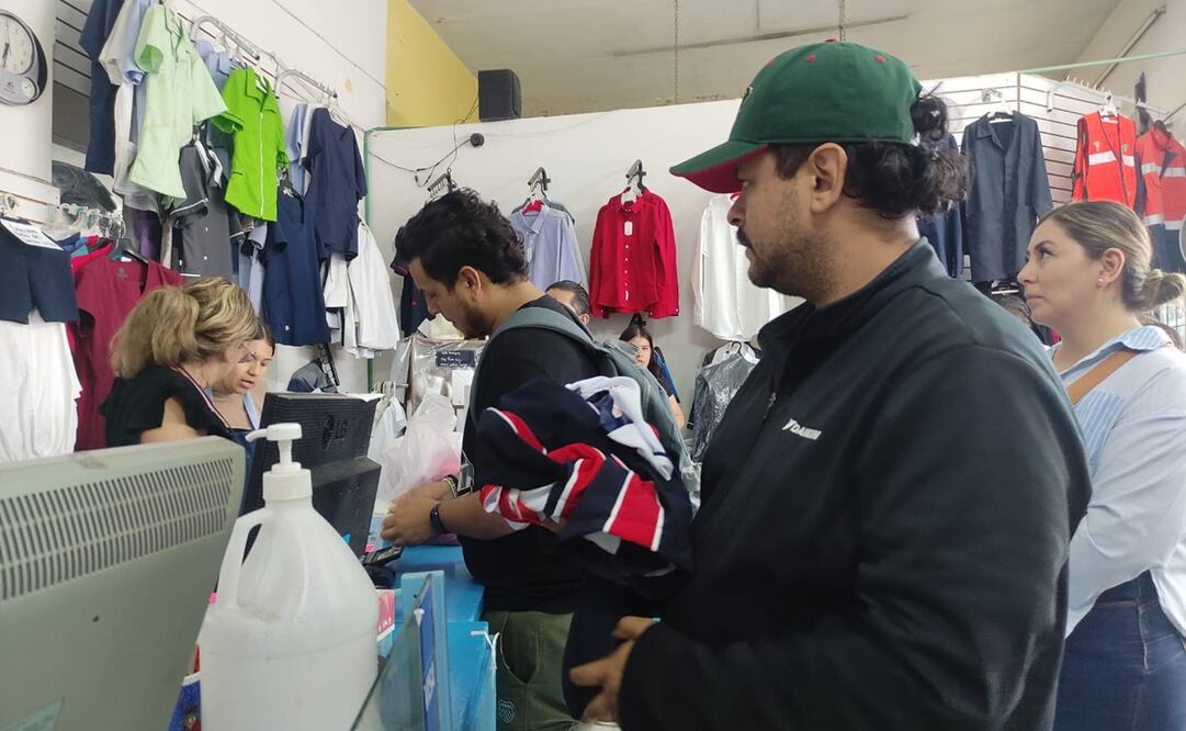 Tiendas de uniformes lucen llenas por el regreso a clases. Fotos: Jazmín Ramírez García