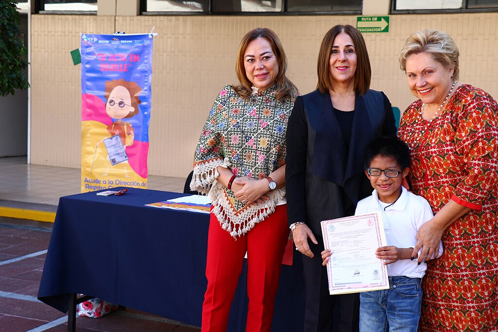 Entregan primeras actas de nacimiento en sistema Braille