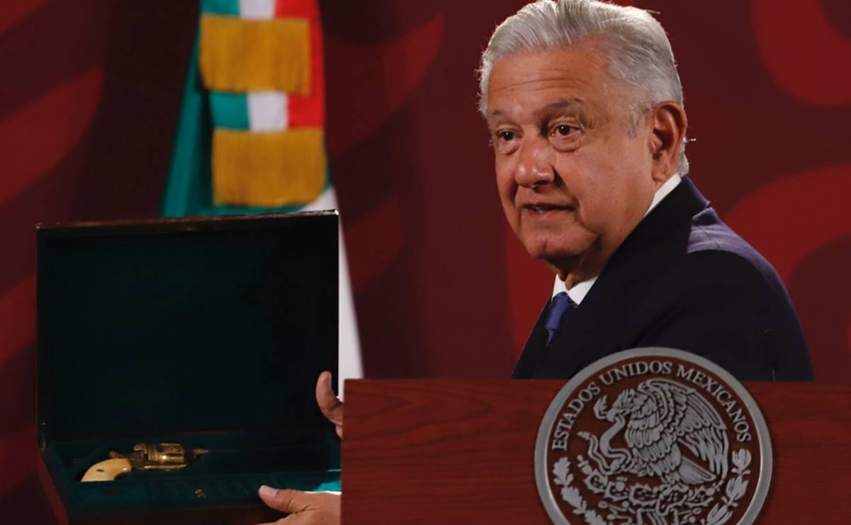 AMLO muestra pistola de Francisco Villa que Díaz-Canel devolvió a México