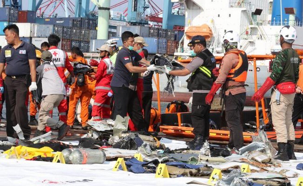 Autoridades no esperan sobrevivientes del avión que se estrelló en Indonesia