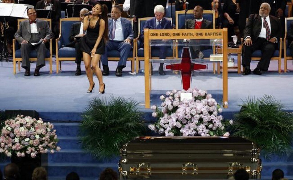 Critican minivestido de Ariana Grande en el funeral de Aretha Franklin