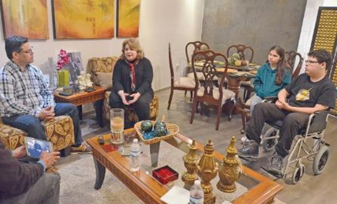 La familia de Luis afirma que el trabajo constante en rehabilitaciones y hospitales ha sido como un volver a nacer, no sólo para su hijo (EMILIO VÁSQUEZ)