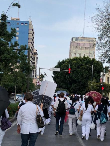 Marchan enfermeras y enfermeros en SLP ante incertidumbre del sistema IMSS Bienestar