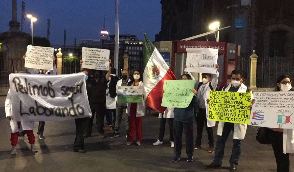 AMLO. “Nos trataron como héroes y ahora nos dan la espalda”: médicos piden contratación. Foto: Alberto Morales