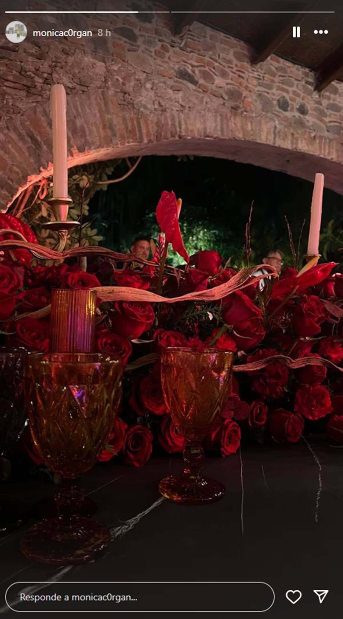 El sitio estuvo plagado de rosas rojas y velas encendidas. Foto: Especial