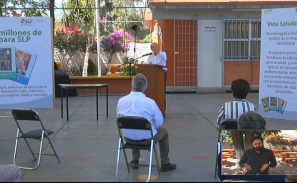 Educación estatal entrega de libros de texto gratuitos en primaria de capital de SLP
