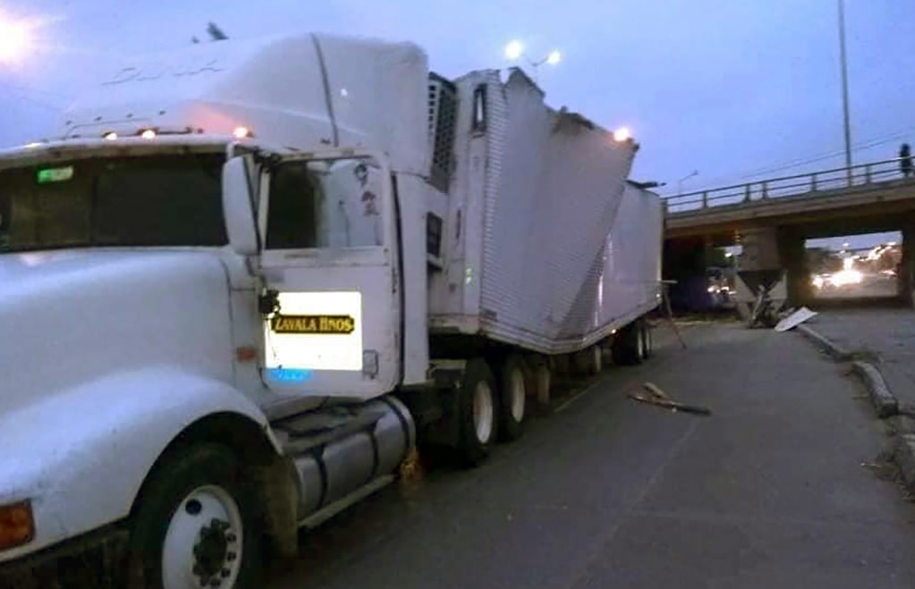 Tráiler se impacta en río Santiago; deja daños materiales
