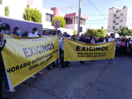 Trabajadores de antros y bares de SLP instalan plantón frente a Casa de Gobierno