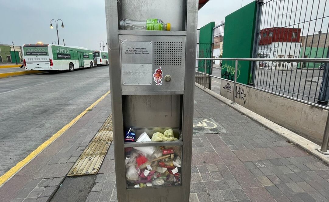 Los tótems que ayudarían a personas con discapacidades lucen abandonados y con basura. Foto: Humberto Torres