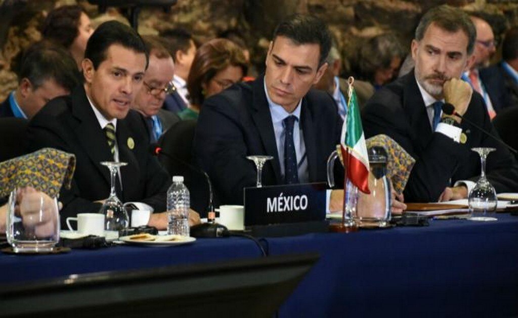 El presidente Peña Nieto fue reconocido por su labor en esa comunidad de naciones por el Presidente de Guatemala, Jimmy Morales, en su calidad de Presidente Pro Tempore de la XXVI Cumbre Iberoamericana. FOTO: @GuatemalaGob