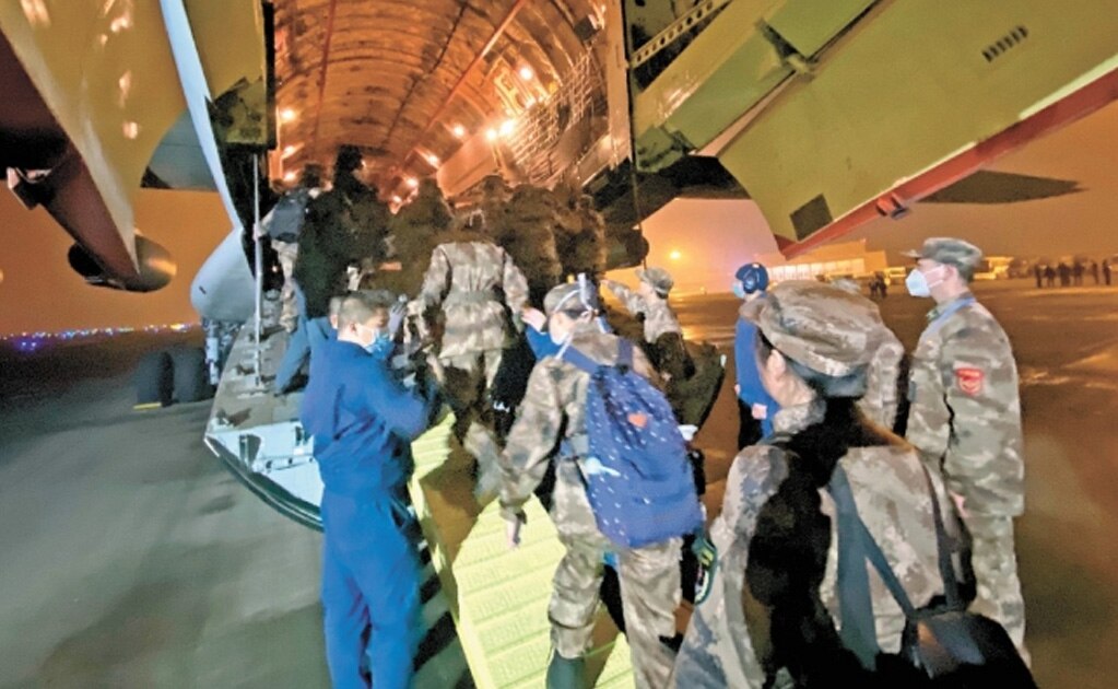 El equipo de ayuda de la Universidad Médica del Ejército al partir a Wuhan, en Chongqing, en el suroeste de China. Foto: XINHUA