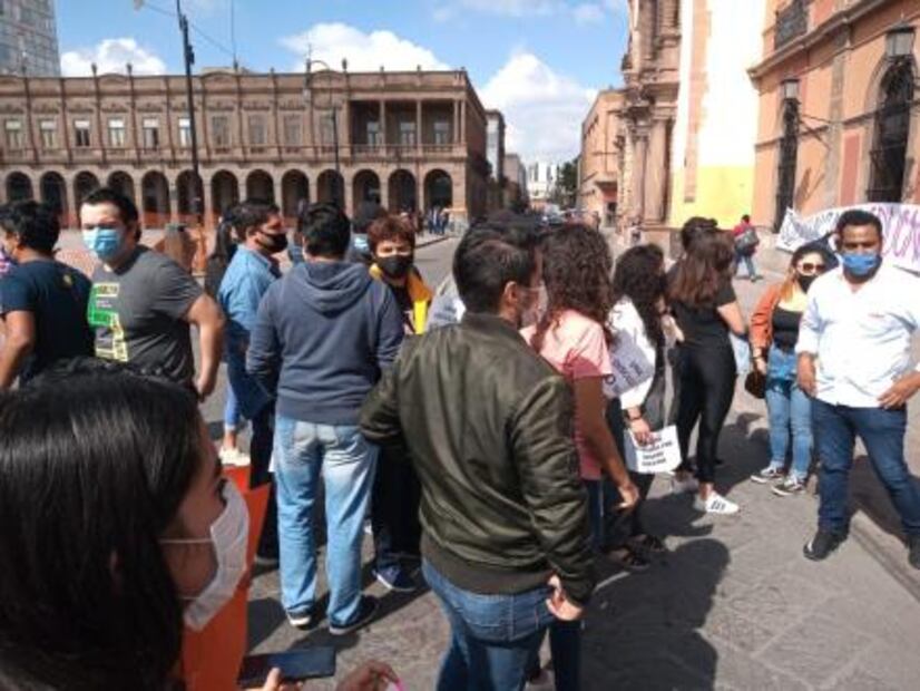 Alumnos de UASLP se manifiestan en apoyo a compañero discriminado