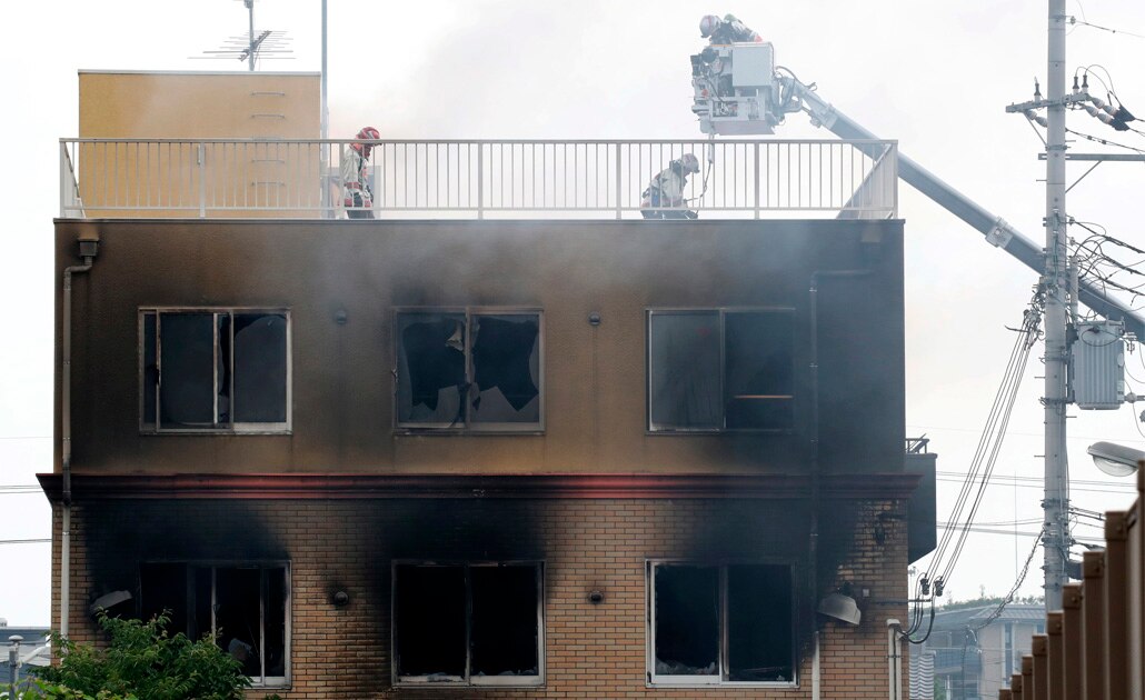 Suman 33 muertos por incendio en estudios de animación Kyoto, en Japón