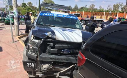 Patrulla choca contra taxi en Avenida México 