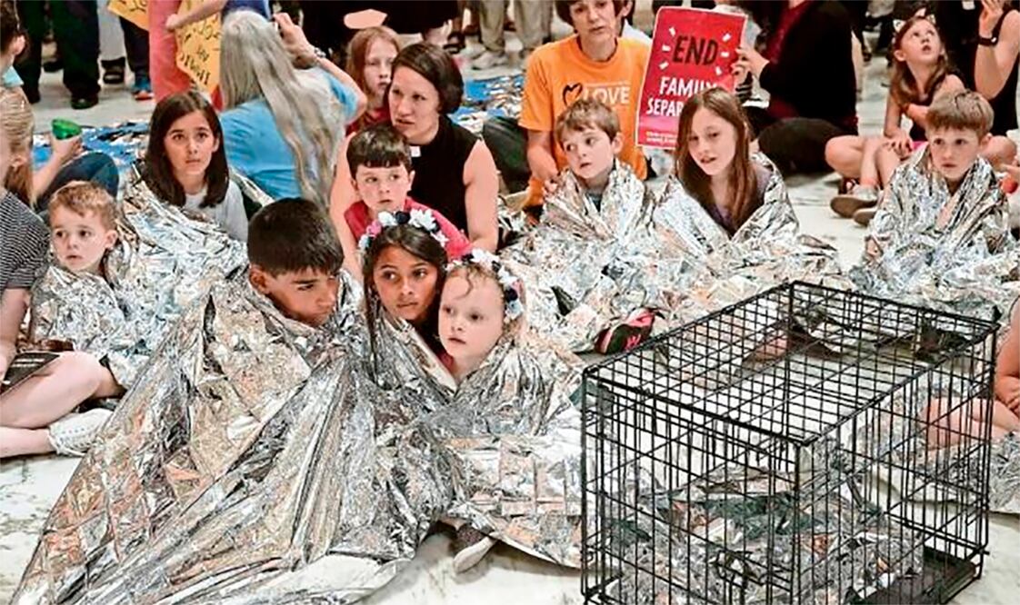 Niños envueltos con mantas de aluminio, emulando a los menores migrantes detenidos en centros en EU, durante una protesta ayer en un edificio del Senado, en Washington, contra la separación de familias. Foto: AFP