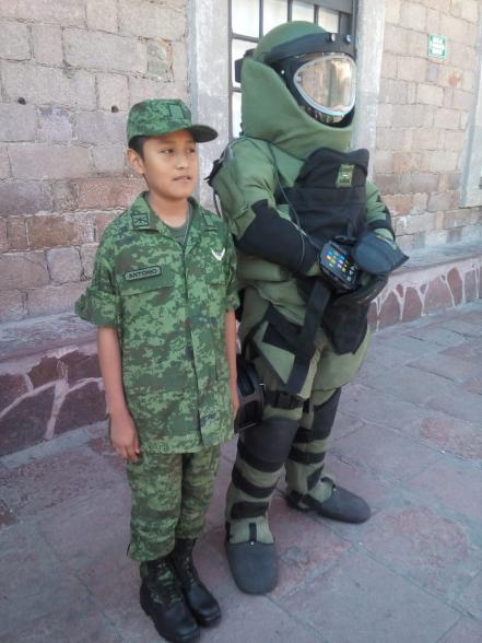 Juan Antonio, el pequeño soldado que enfrenta su primera batalla