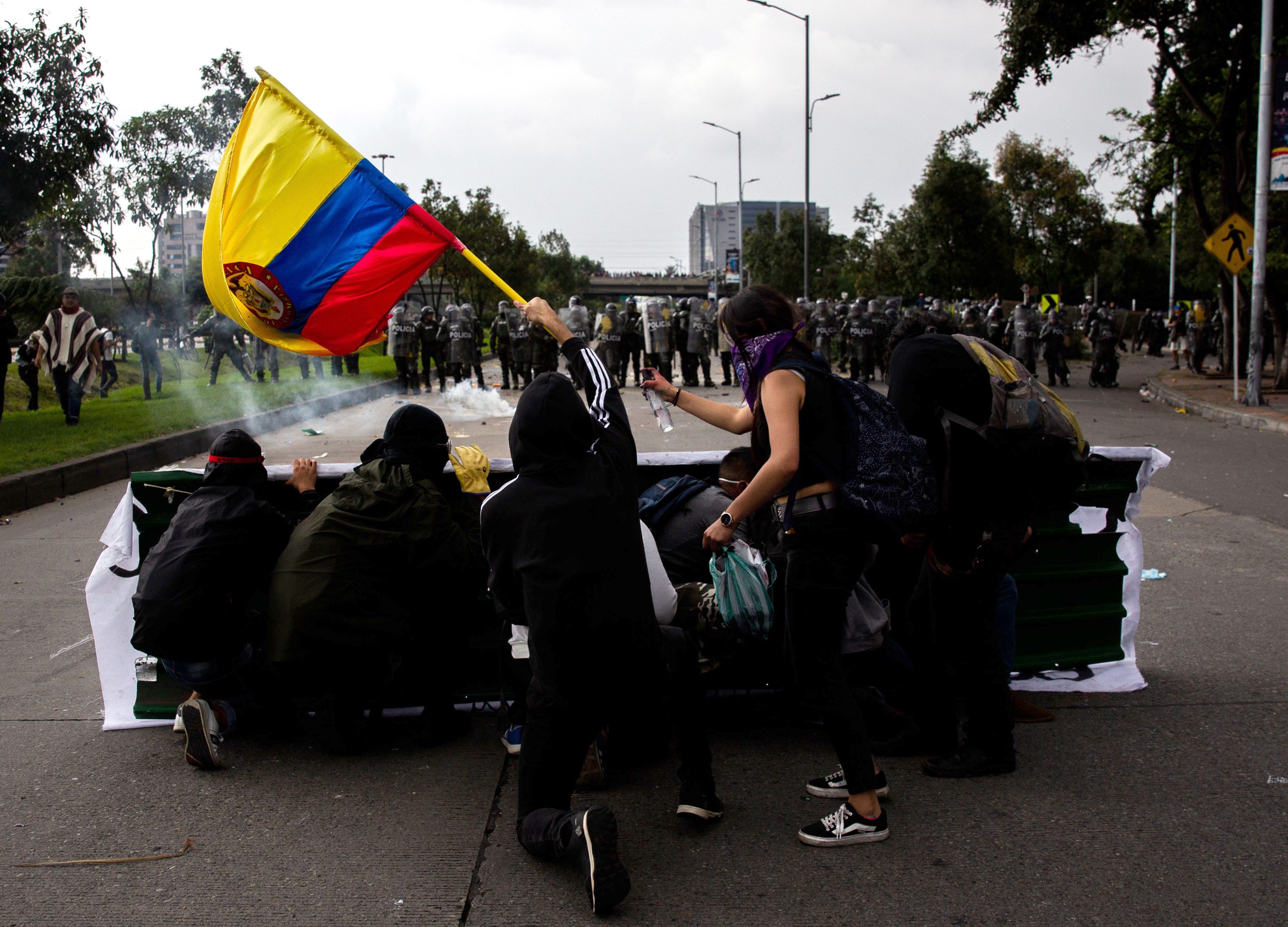 Al menos tres muertos y 98 detenidos deja jornada de protestas en Colombia
