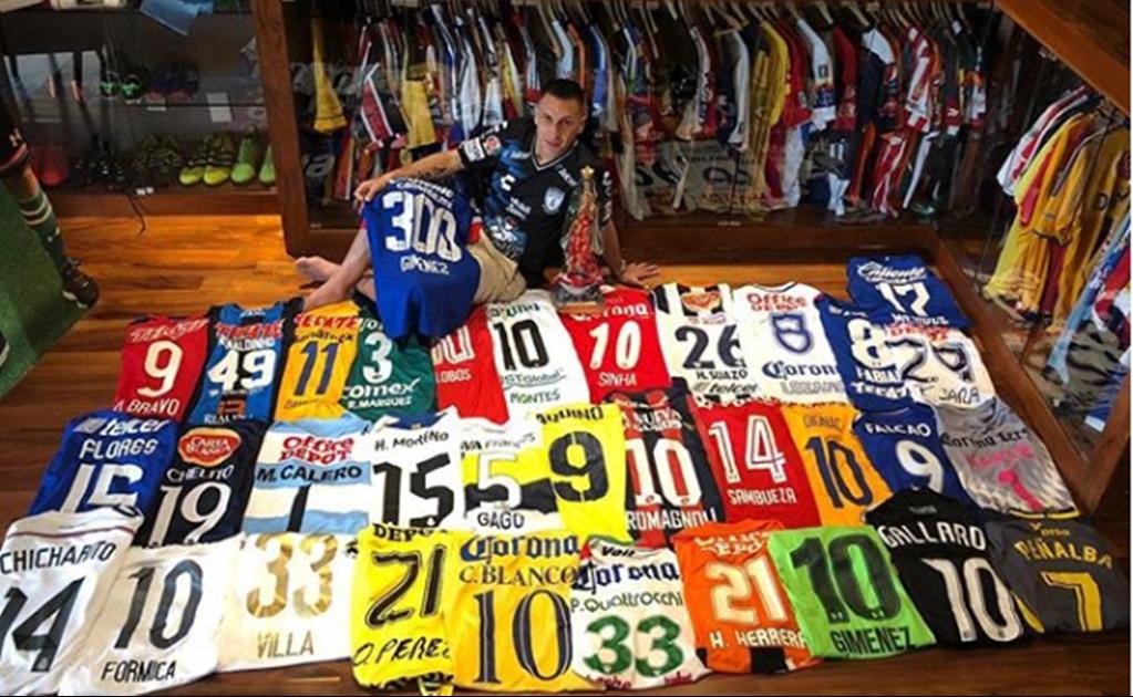 ‘Chaco’ Giménez presume sus playeras de futbol