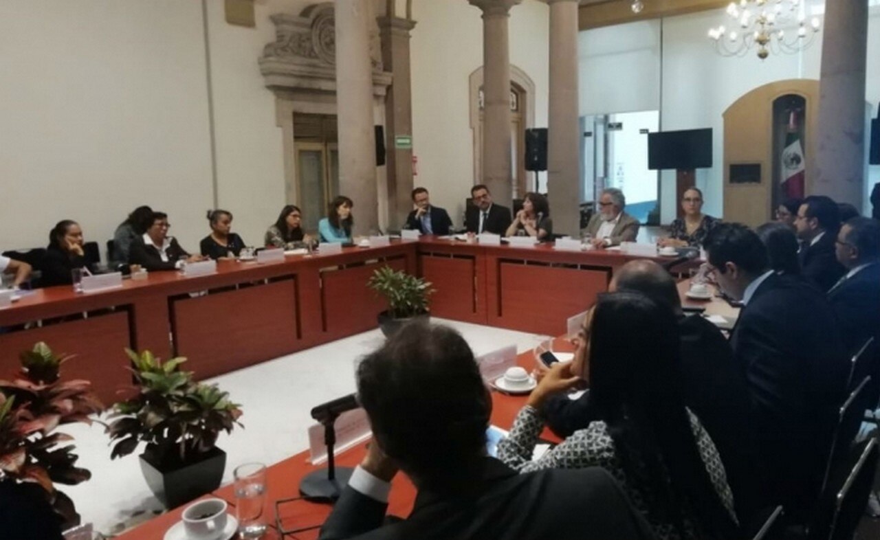  Encinas se reúne con víctimas de Atenco para seguir investigando el caso