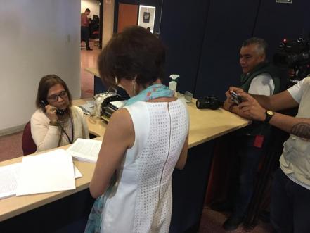 Teresa Carrizales entrega solicitud de destitución para responsables de desalojo 