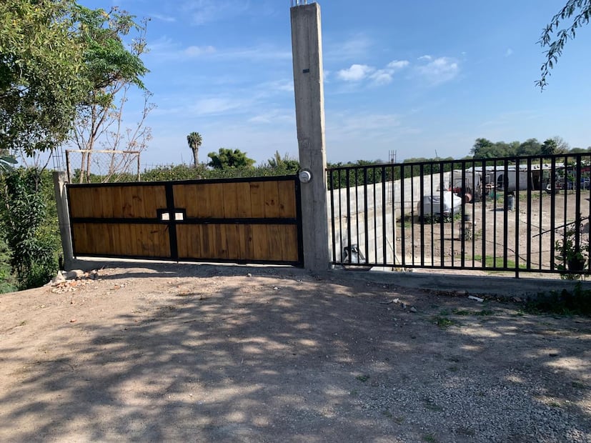 La familia también tuvo pérdidas en instalación de barda y portones. Foto: Cortesía