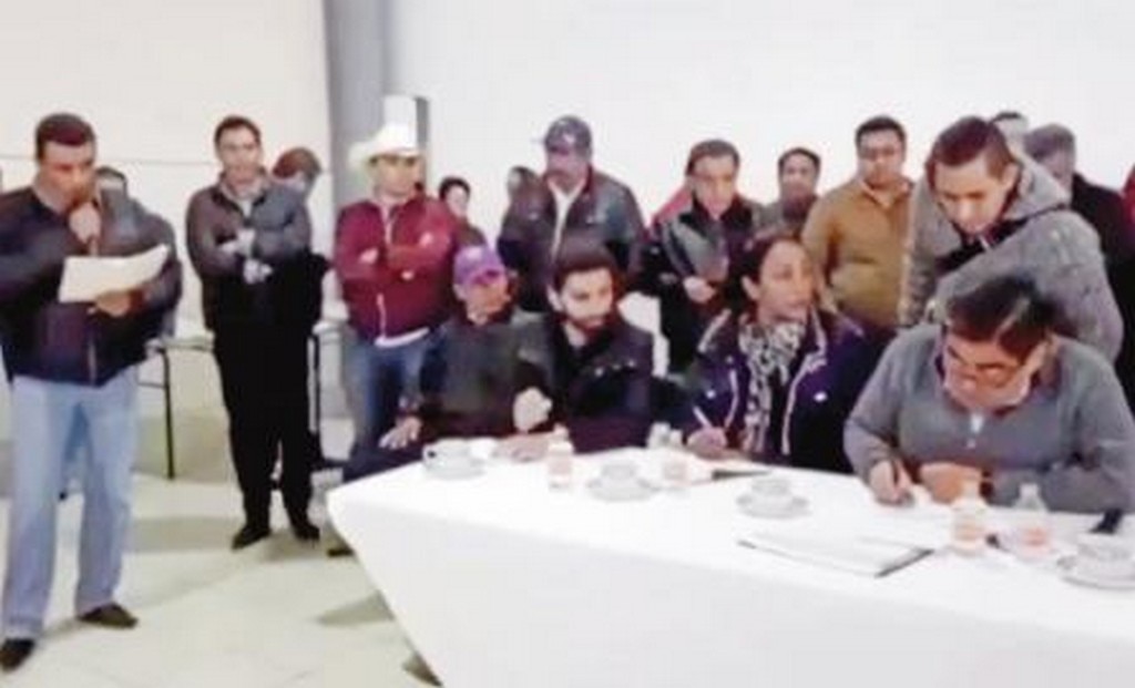 Barbosa toma apuntes sobre los requerimientos de los cinco municipios que se mencionan para participar en los actos de campaña (TOMADA DEL VIDEO)