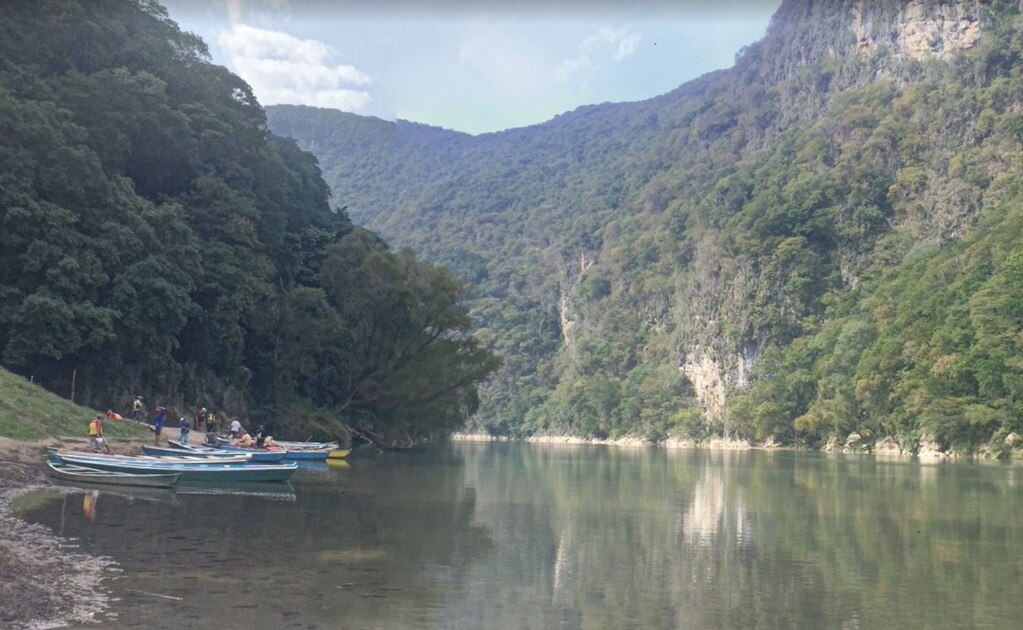 Por cierre de sitios turísticos, hombre deja de ser guía y se vuelve jornalero en Aquismón