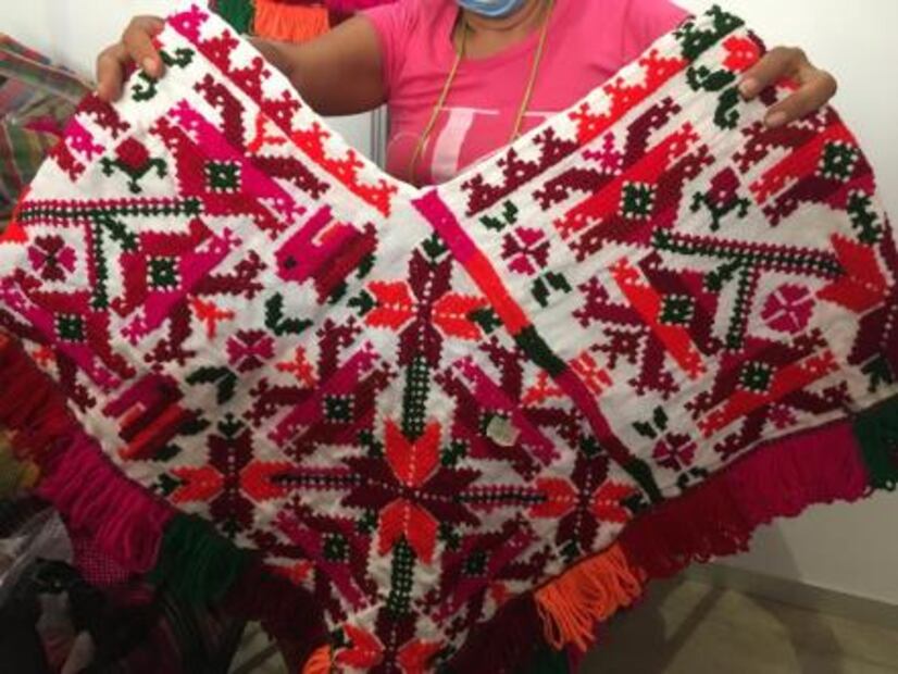 Romelia García mantiene viva la cultura Teenek a través del bordado