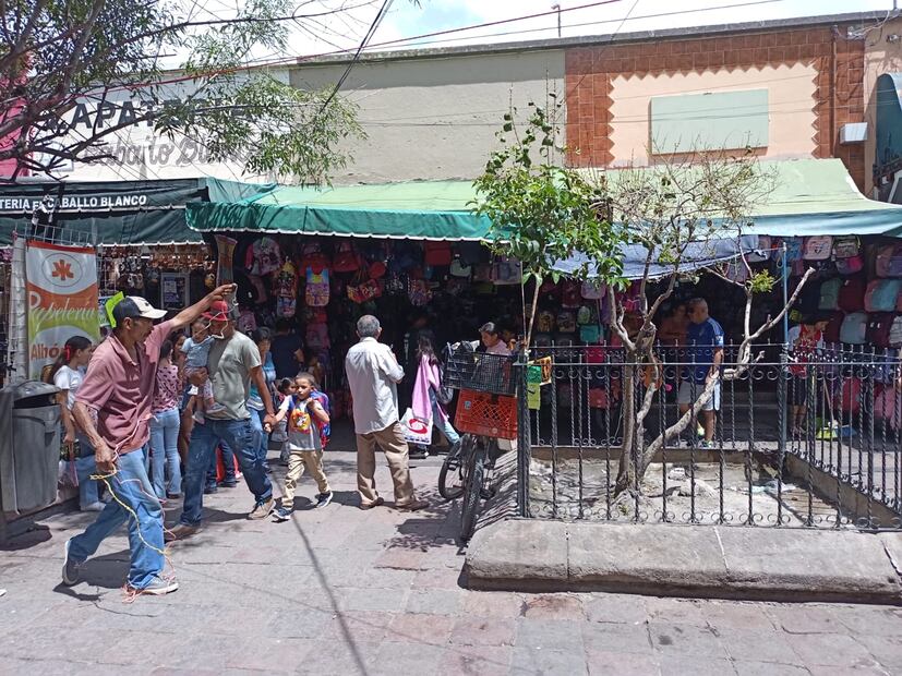 Familias potosinas tienen que hacer filas bajo el sol para comprar sus materiales faltantes