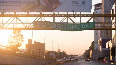 Colocan manta en apoyo al aborto legal 