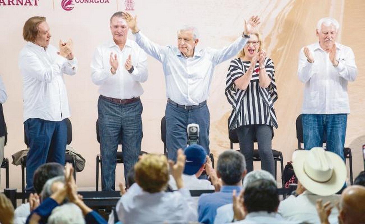 El presidente Andrés Manuel López Obrador (centro) y el gobernador de Sinaloa, Quirino Ordaz (segundo de izq. a der.), ayer. Foto: GERMÁN ESPINOSA. EL UNIVERSAL