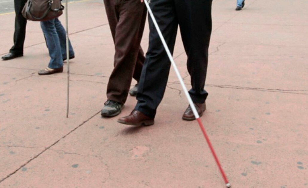 Persiste discriminación de personas con debilidad visual