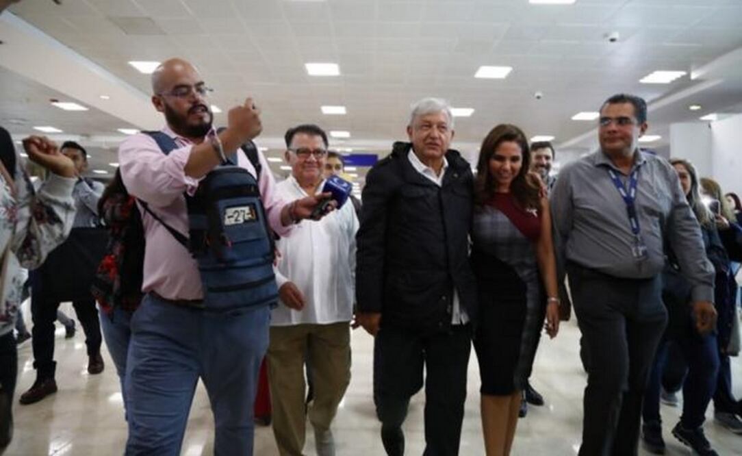 A su llegada a Cancún, Andrés Manuel López Obrador no pudo descender del avión por la fuerte lluvia. Por lo que tuvieron que bajarlo por uno de los túneles. Foto: Yadín Xolalpa/EL UNIVERSAL