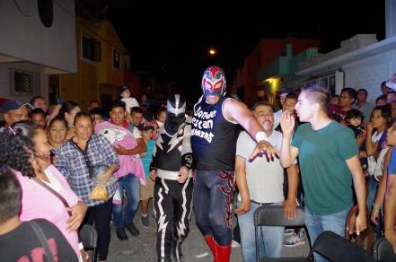 Del barrio para el barrio: Lucha Libre en la calle