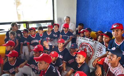 López Obrador convive con niños de escuela de beisbol en Campeche