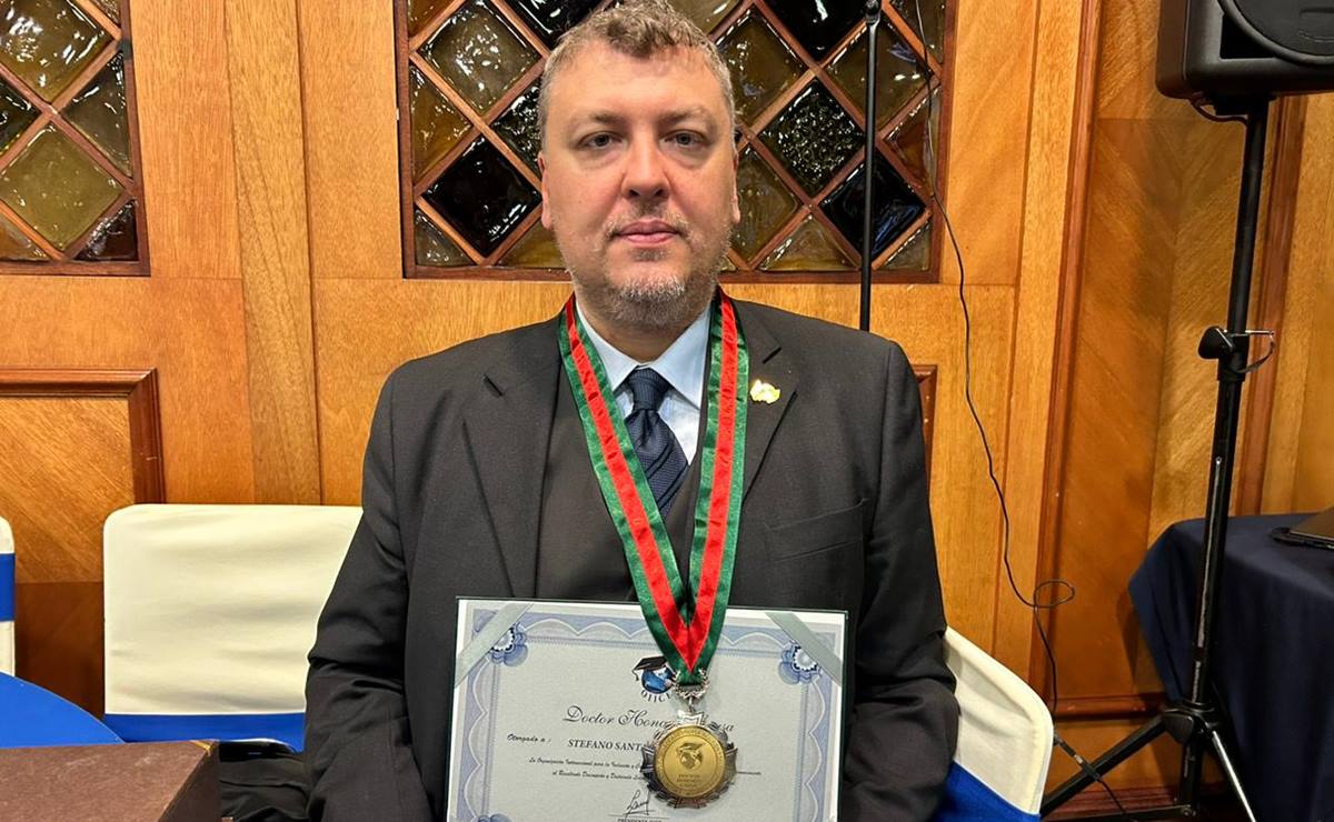 Catedrático de la UASLP recibe Doctorado Honoris Causa por la OIICE 